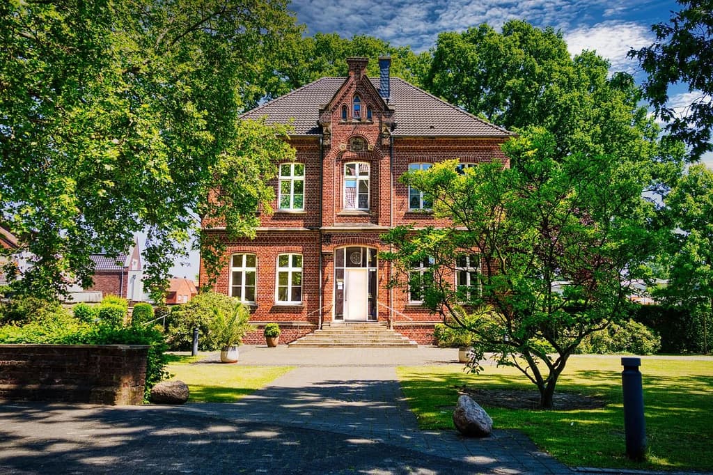 Bed and breakfast front façade