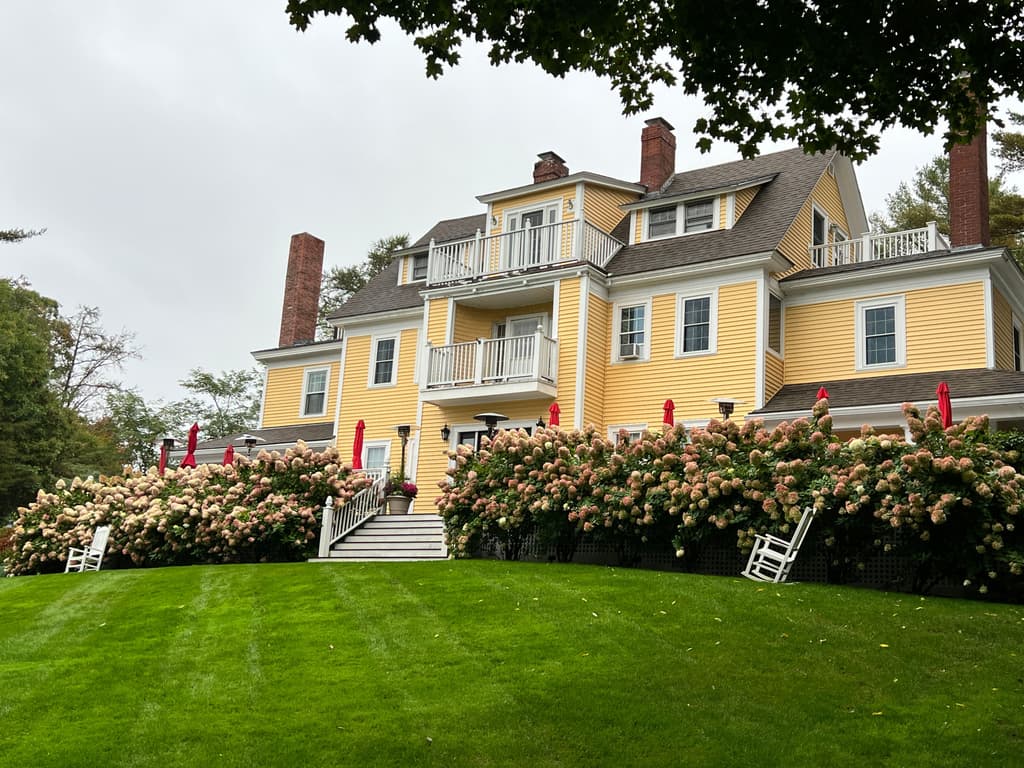 View of one of the buildings that are part of York Harbor Inn