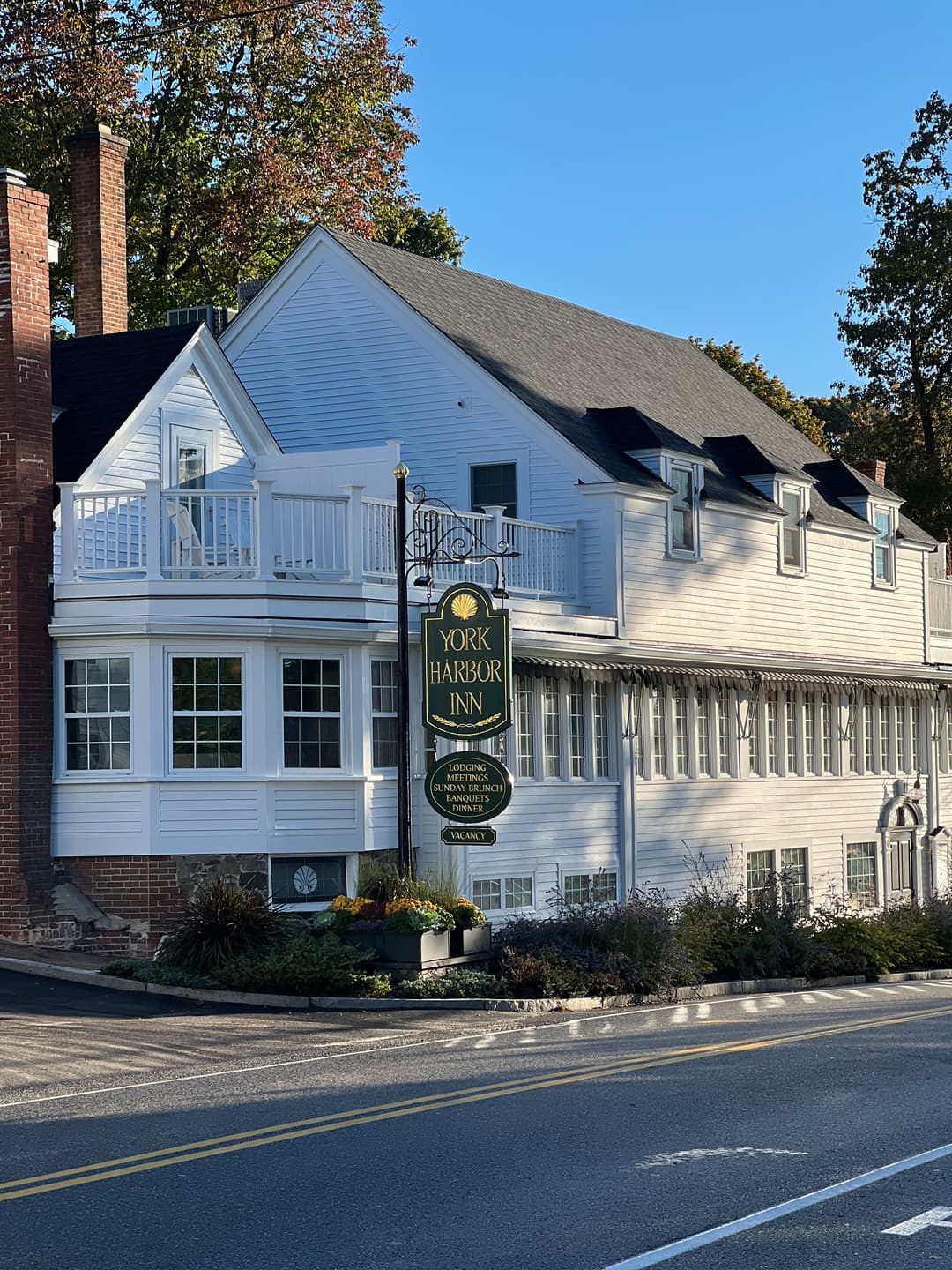 View of the York Harbor Inn from the park across the street