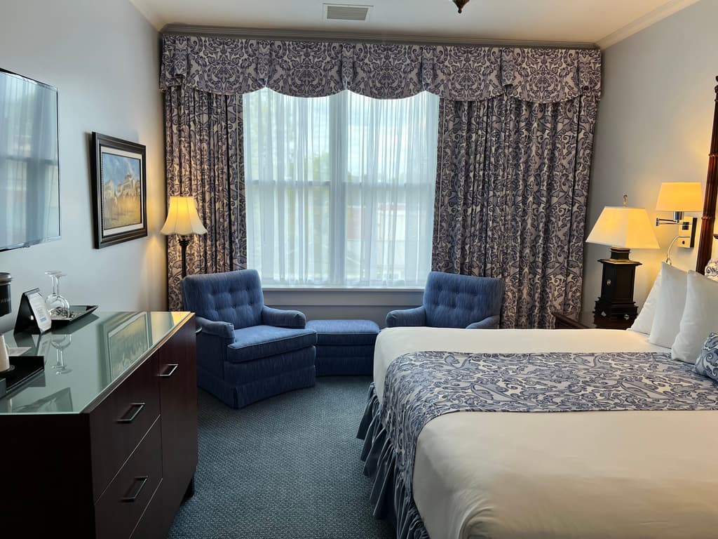 View of one of the Saratoga Arms rooms