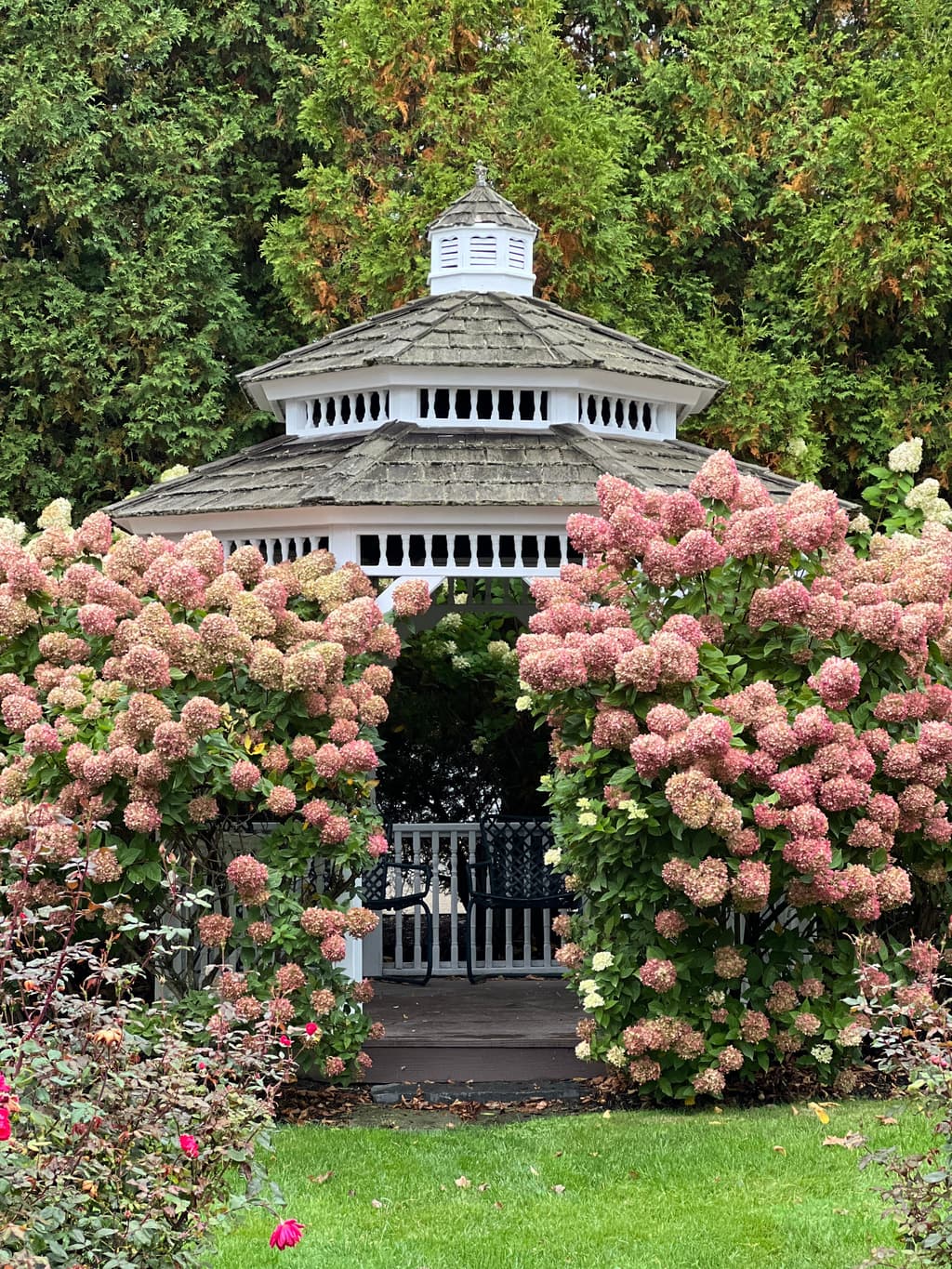 View of the York Harbor Inn garden